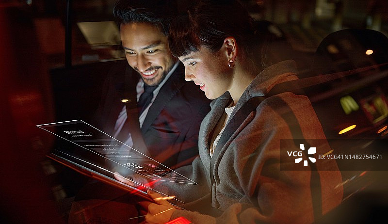 Overlay，平板电脑，和商业团队一起坐在车里设计用户体验界面。数字化、未来或与一男一女员工在通勤途中做研究的团队合作图片素材