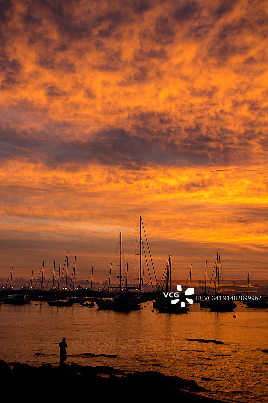在美丽的夕阳下帆船的剪影图片素材