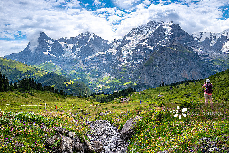 瑞士旅游-高级妇女拍摄瑞士阿尔卑斯山在少女峰地区。图片素材
