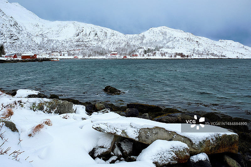 冬天的罗马尼亚，挪威峡湾有红色的罗布房子图片素材