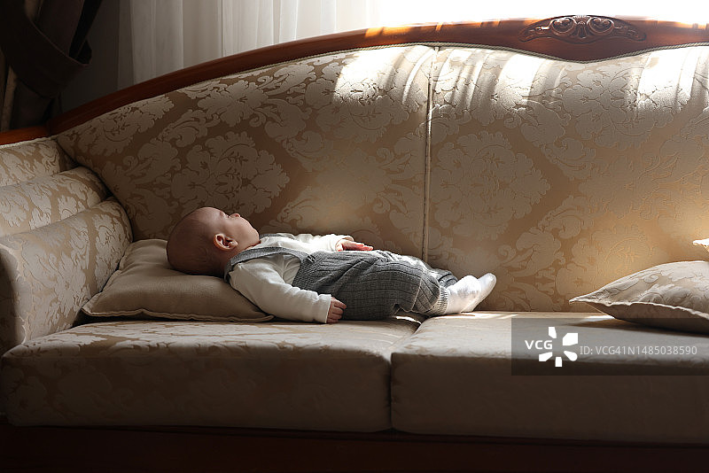 小男孩睡在沙发上图片素材