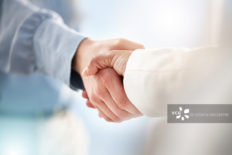 握手、握手和伙伴关系表示信任、团结或协议交易、会议或办公室b2b。人们在工作场所团结一致地握手表示支持、欢迎或晋升图片素材