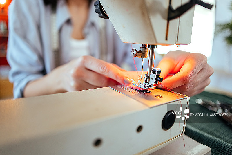 女裁缝在缝纫机上工作图片素材
