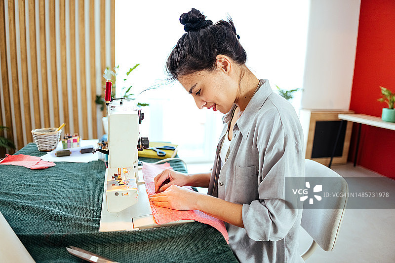 裁缝缝制衣服图片素材