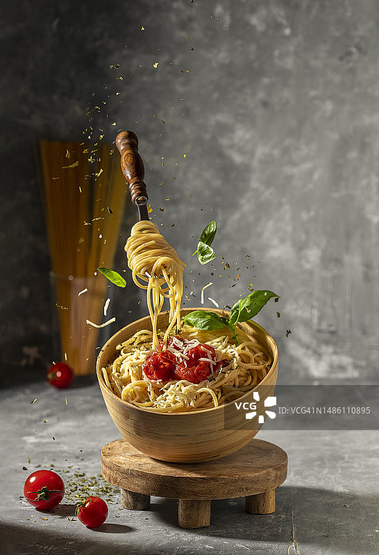 意大利面碗配番茄和牛至-自制意大利面图片素材