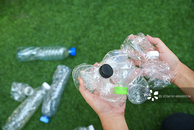 将塑料瓶分类回收，人手展示塑料瓶图片素材