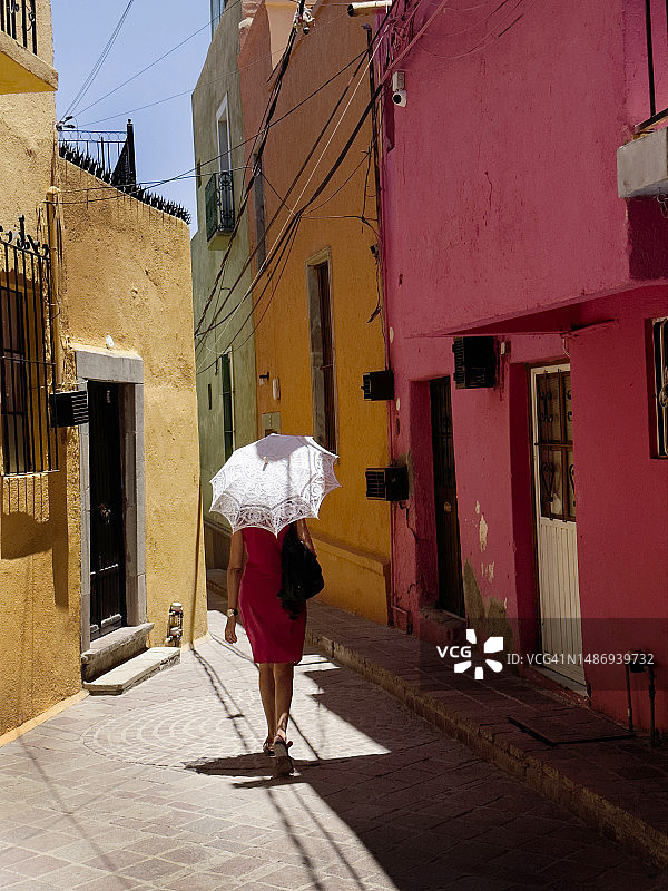 探索墨西哥城市的小巷图片素材