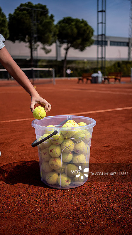 十几岁的网球运动员拿着网球，还在斗立运动图片素材