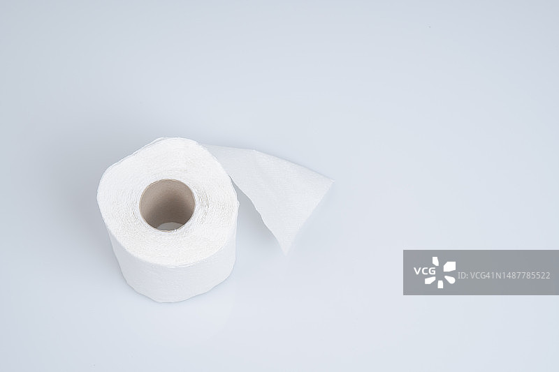 白色背景上孤立的厕纸卷，罗马尼亚图片素材