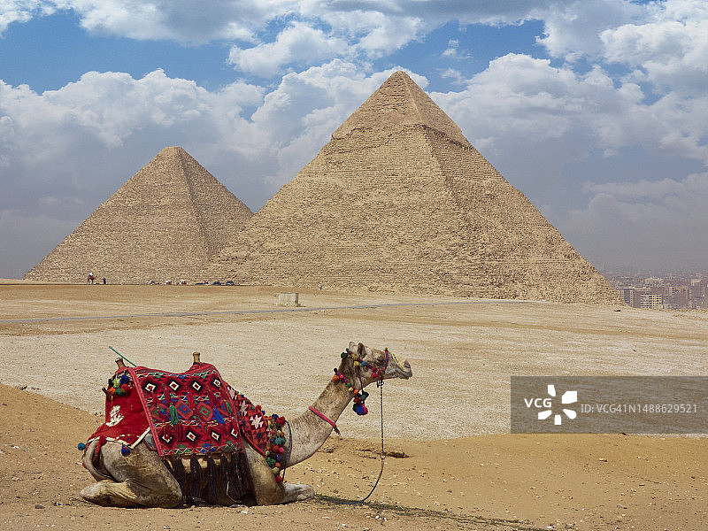 沙漠和晴朗天空中的埃及金字塔图片素材
