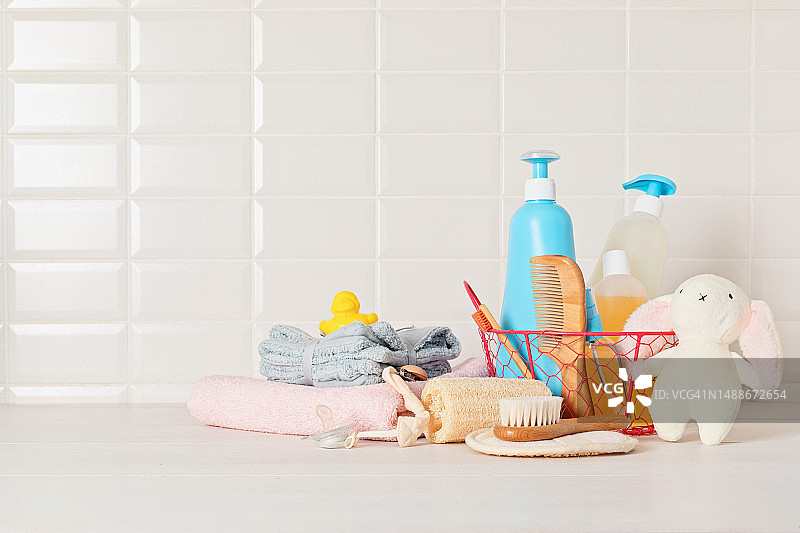 一套婴儿洗漱用品，儿童有机卫生和沐浴配件，罗马尼亚图片素材