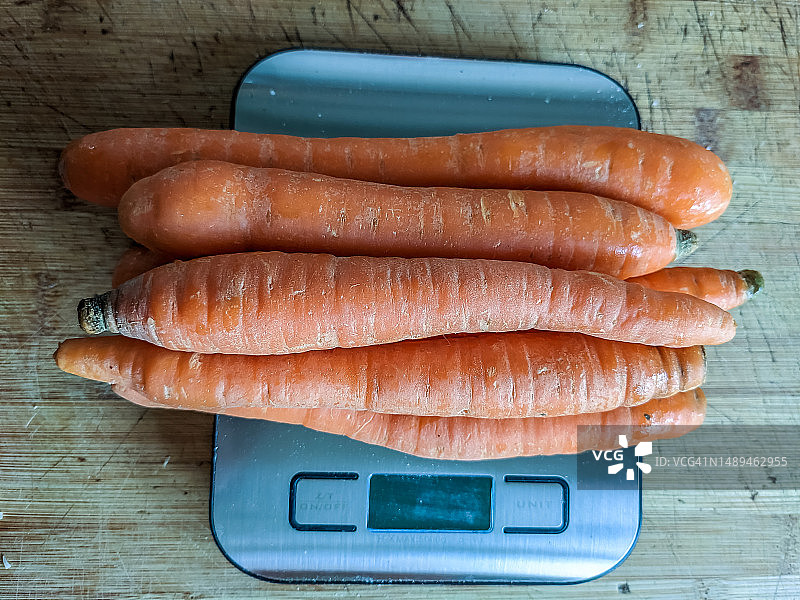 用厨房称胡萝卜的重量图片素材