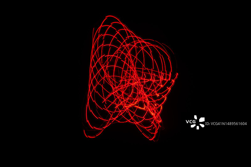 光绘红色线条在黑色空间中构建三维结构图片素材