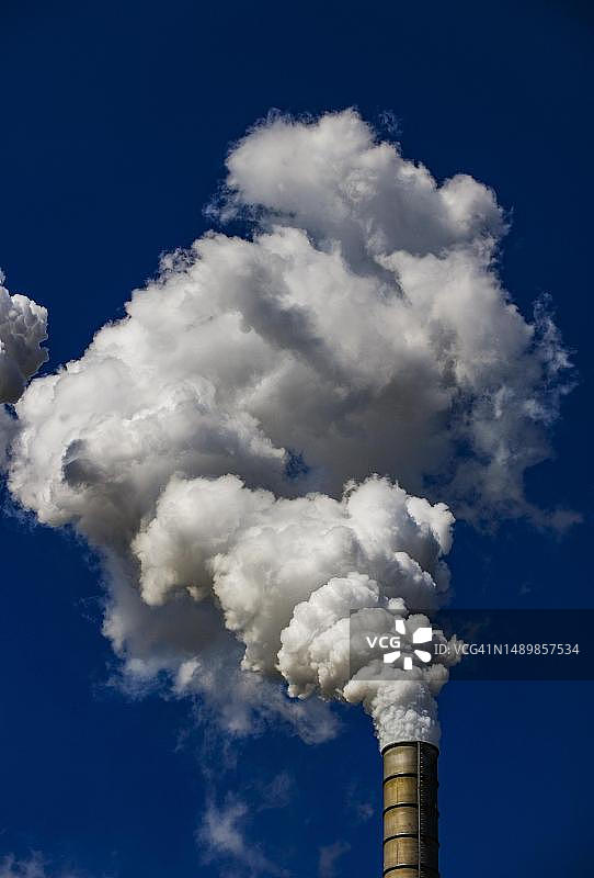 冒烟的工业烟囱，空气污染，奥地利上奥地利图片素材