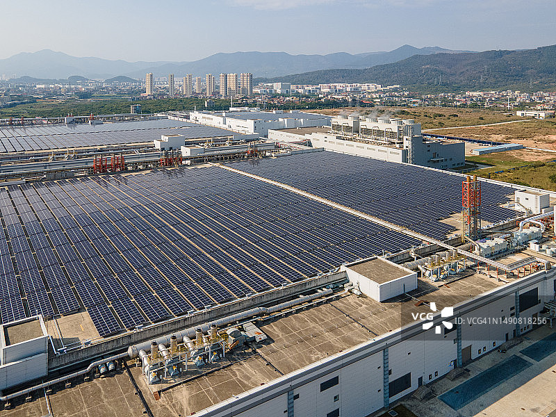 安装了太阳能电池板的大型工厂图片素材