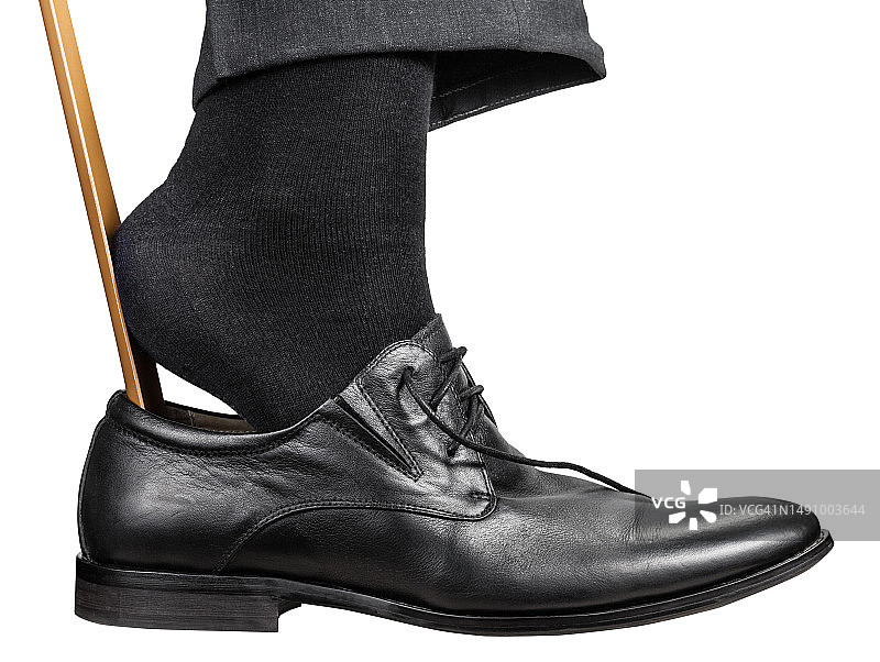 罗马尼亚，一个男人穿着黑色的鞋和鞋角图片素材