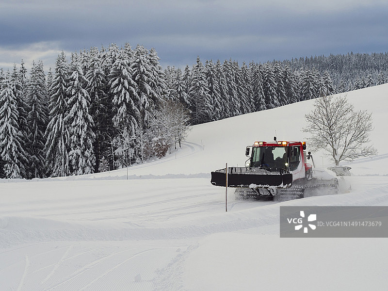 德国巴登-符腾堡州霍赫施瓦兹瓦尔德的圣马尔根附近的黑森林里，赛道设置者正在准备瑟纳斯波滑雪道图片素材