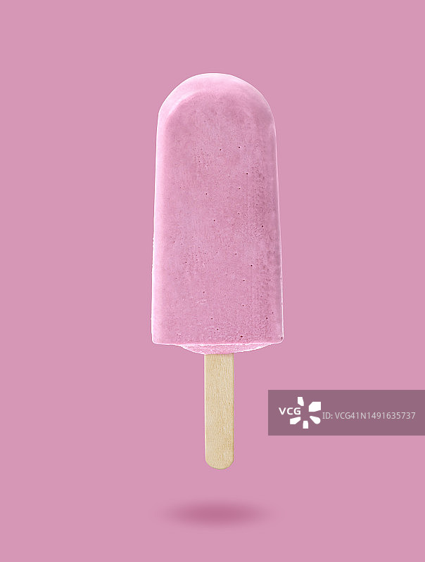 粉红色背景上的冰淇淋图片素材