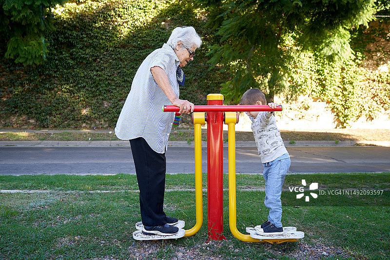 奶奶和孙女在户外玩耍图片素材