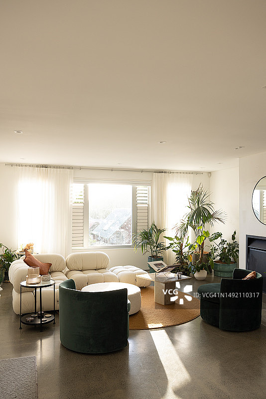 豪华的客厅，阳光透过窗户照进来图片素材