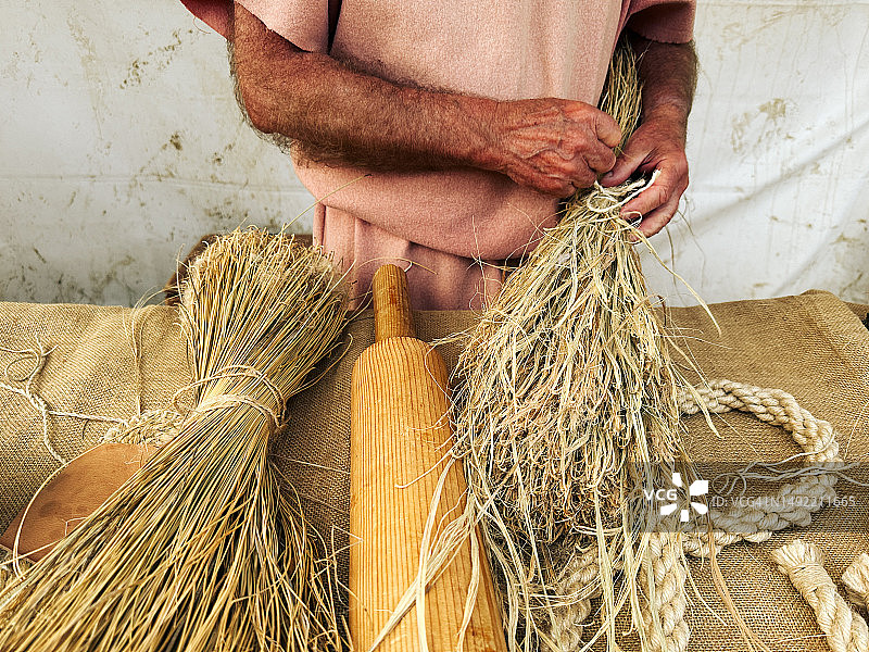 制作稻草的工匠图片素材