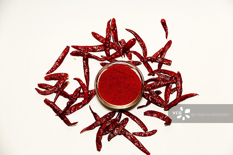 红辣椒在玻璃碗孤立在白色背景图片素材