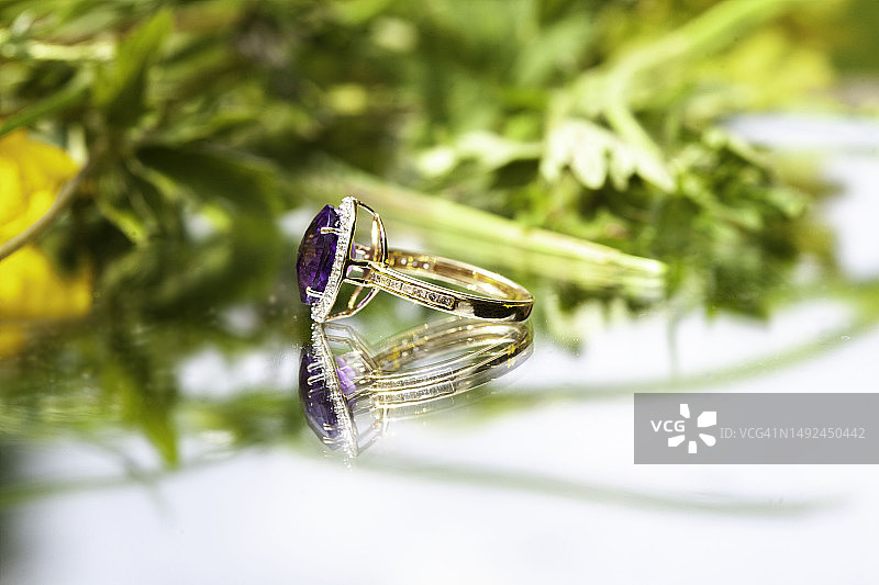 紫水晶和钻石金戒指侧面视图图片素材