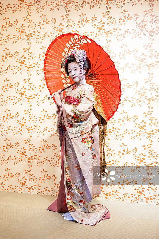 在摄影棚里拍摄的日本舞妓图片素材