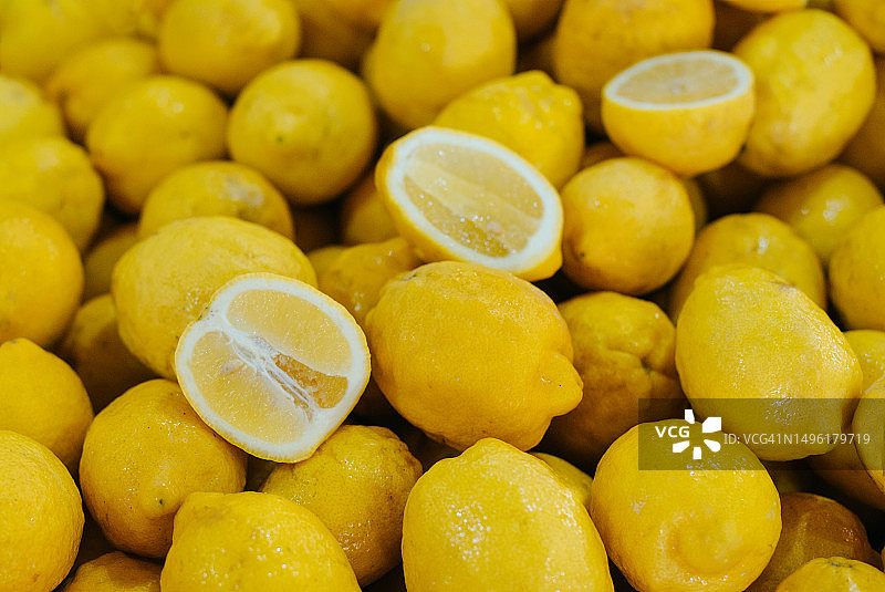 柠檬新鲜水果混合物为背景，俯视图。新鲜柑橘类水果市场。一堆柠檬图片素材