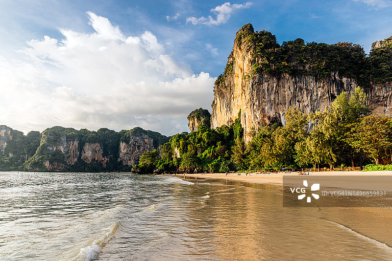 一个阳光明媚的日子里，泰国甲米省的Railay海滩图片素材