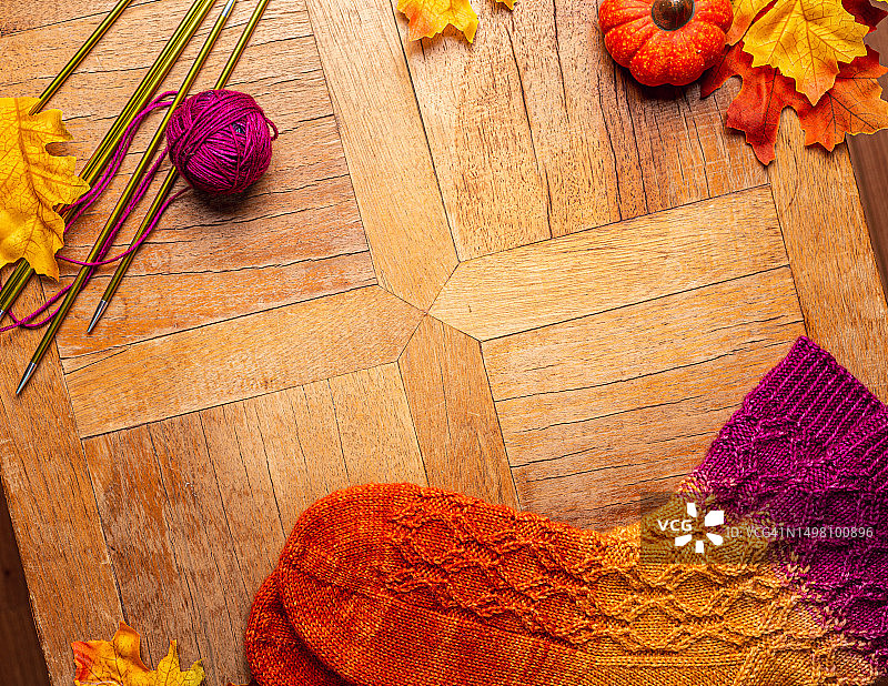 秋天的背景与手工编织的袜子。木质餐桌，温馨温馨。爱好与复印空间平躺在一起图片素材