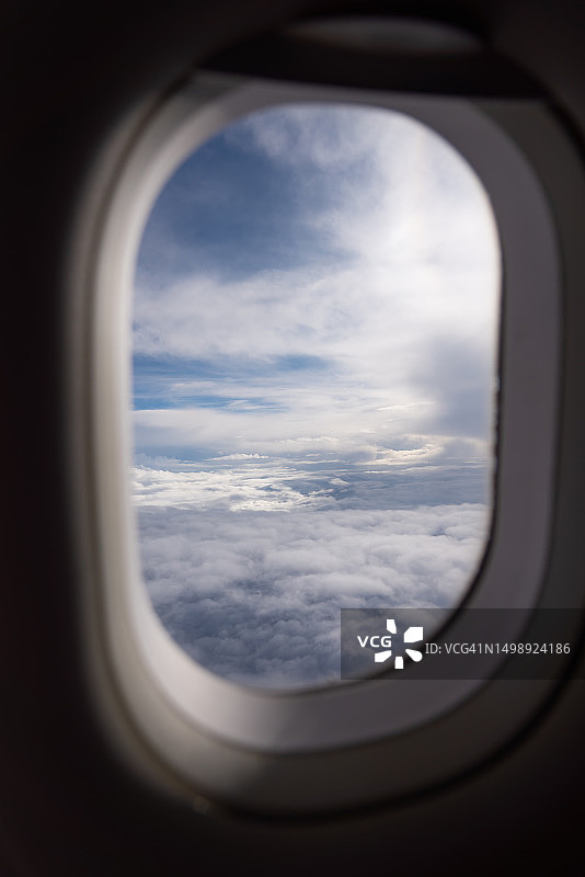 客机窗外的云图图片素材