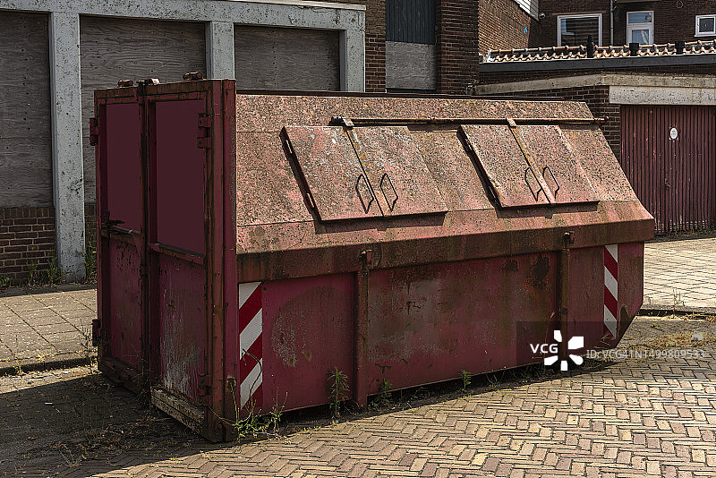 红色工业废物容器，有封闭的钢制百叶窗图片素材