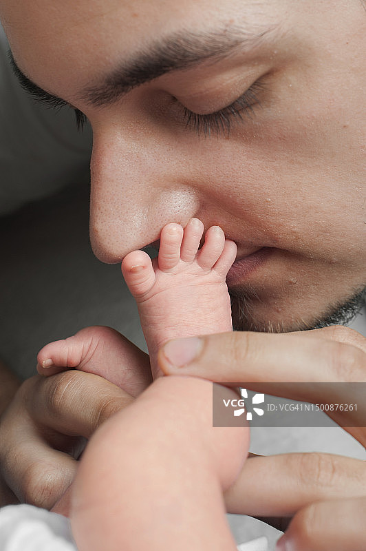 父亲和刚出生的婴儿近距离接触图片素材
