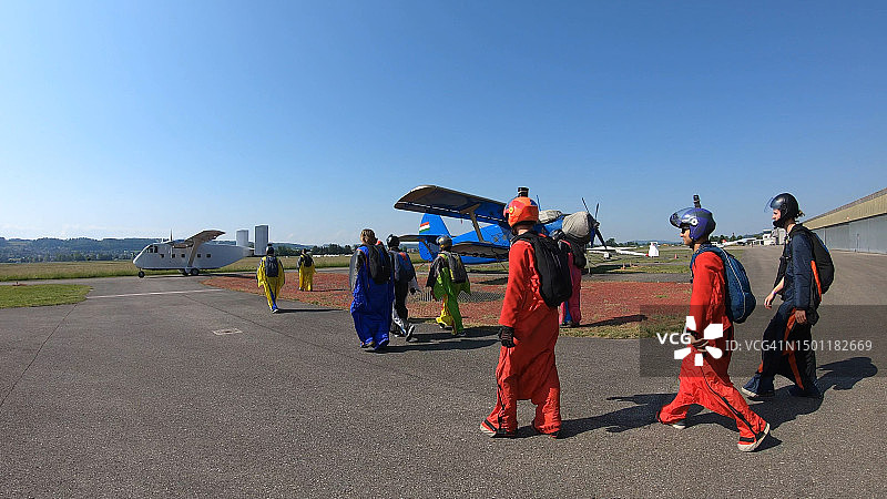 一群跳伞运动员走向飞机图片素材
