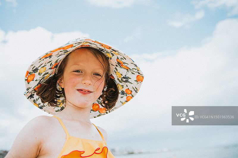 复古风格的肖像，一个可爱的小女孩戴着太阳帽图片素材