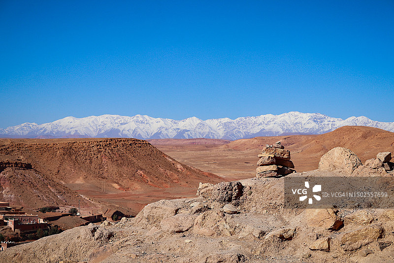湛蓝的天空衬托着沙漠的美景图片素材