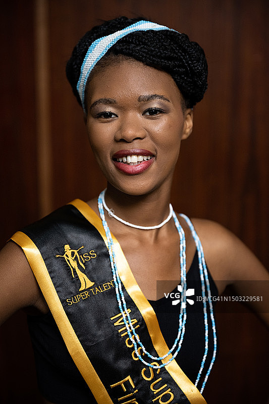 戴着选美大赛绶带的年轻非洲女子肖像图片素材