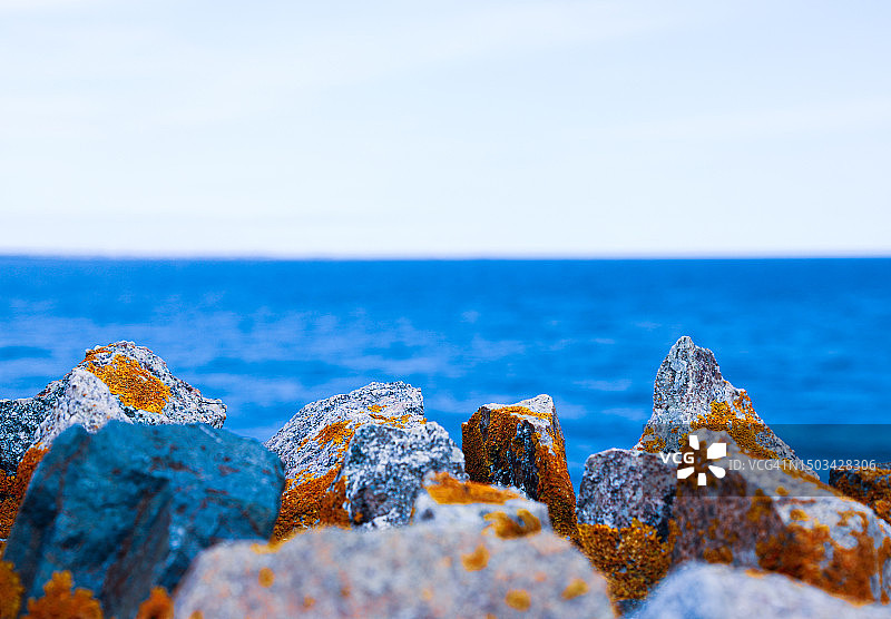 海中岩石对着天空的特写，美国罗德岛州纽波特图片素材
