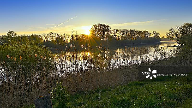 德国北莱茵-威斯特伐利亚州下莱茵河上的日出图片素材