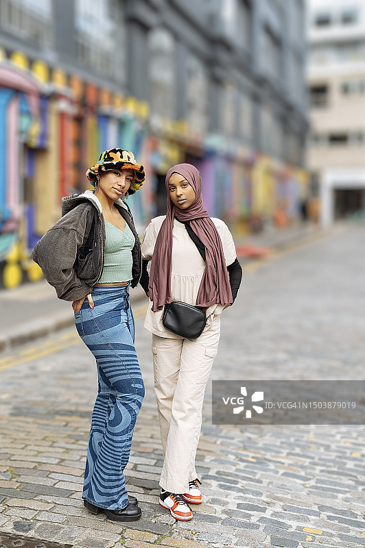 年轻女子站在城市街道上的肖像图片素材