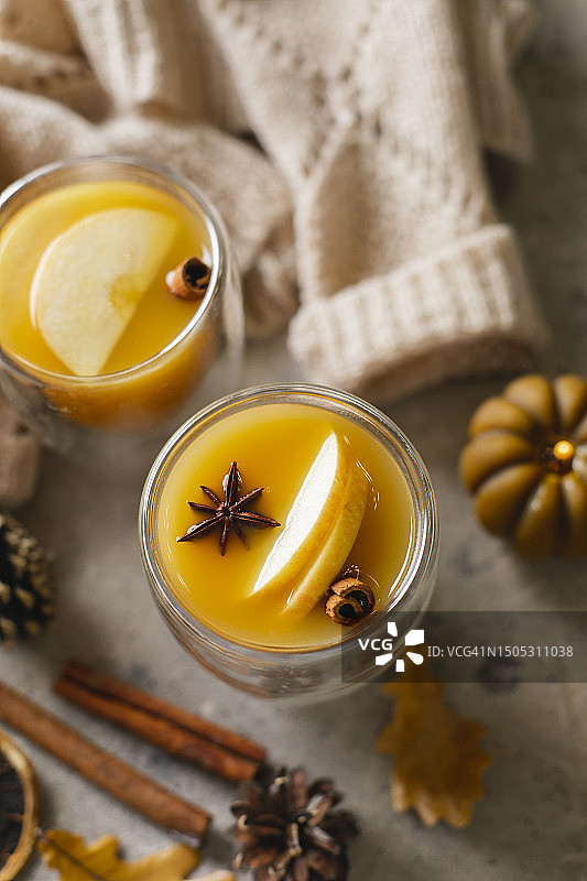 舒适的秋天静物。热饮——苹果酒加肉桂和茴香图片素材