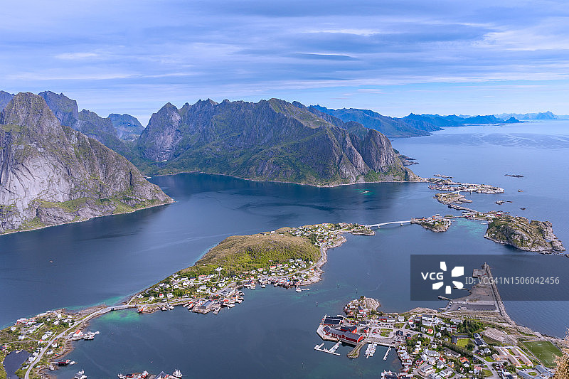 挪威，大海和山脉对着天空的高角度视角图片素材