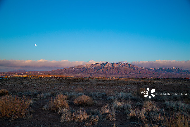 美国新墨西哥州阿尔伯克基，晴朗蓝天下的沙漠美景图片素材