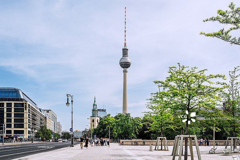 在一个阳光明媚的日子里，柏林充满活力的城市天际线，汽车和人。图片素材