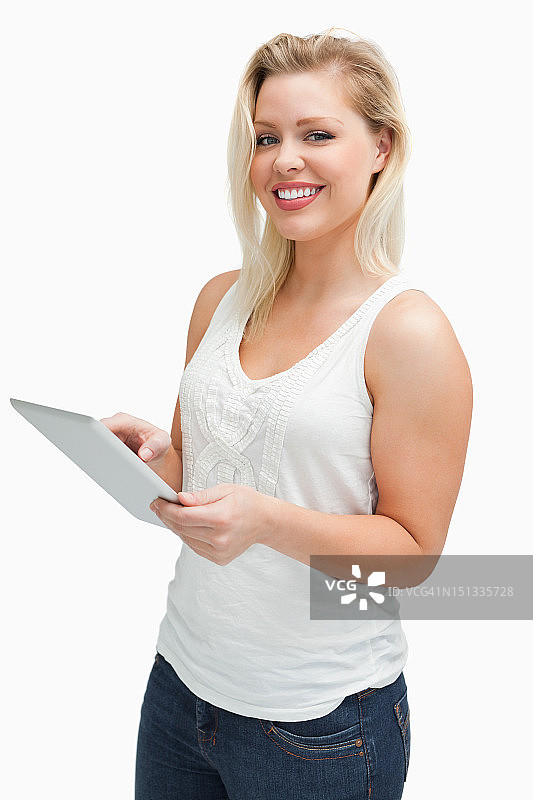 快乐的金发女人在用她的平板电脑图片素材