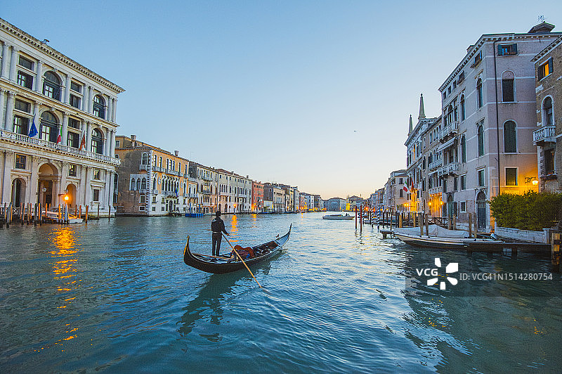 意大利，威尼托，威尼斯，大运河上的贡多拉图片素材