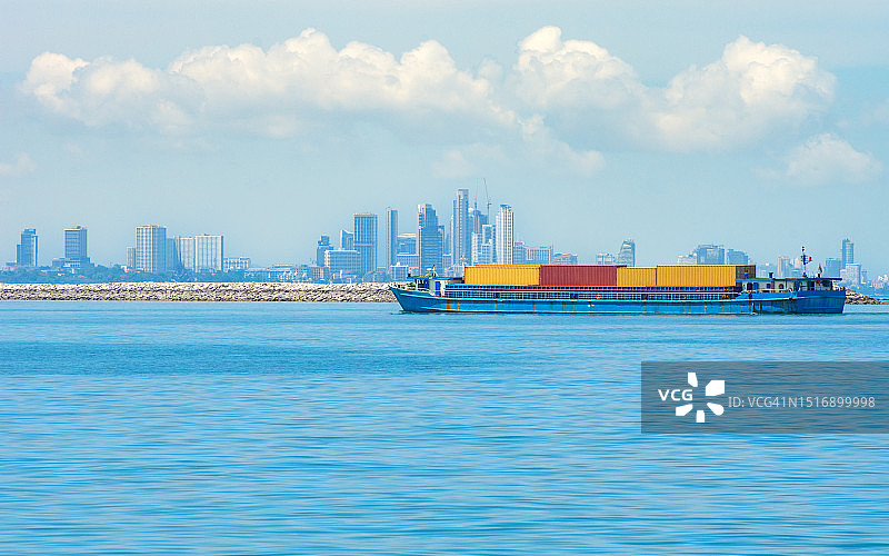 集装箱货船和货机的物流与运输，船厂吊桥工作，物流进出口和运输行业背景图片素材