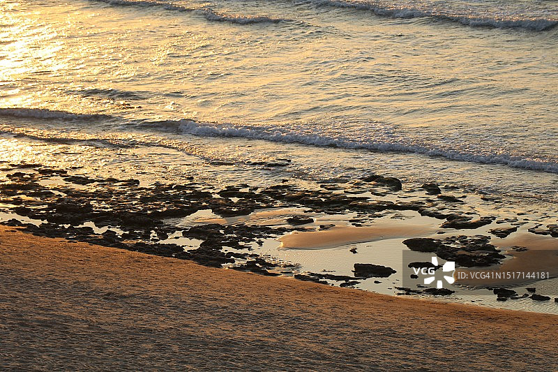 日落时以色列海滩的高视角图片素材