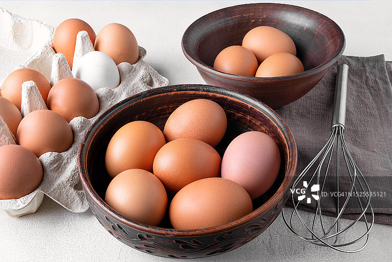 桌子上碗里的鸡蛋特写图片素材
